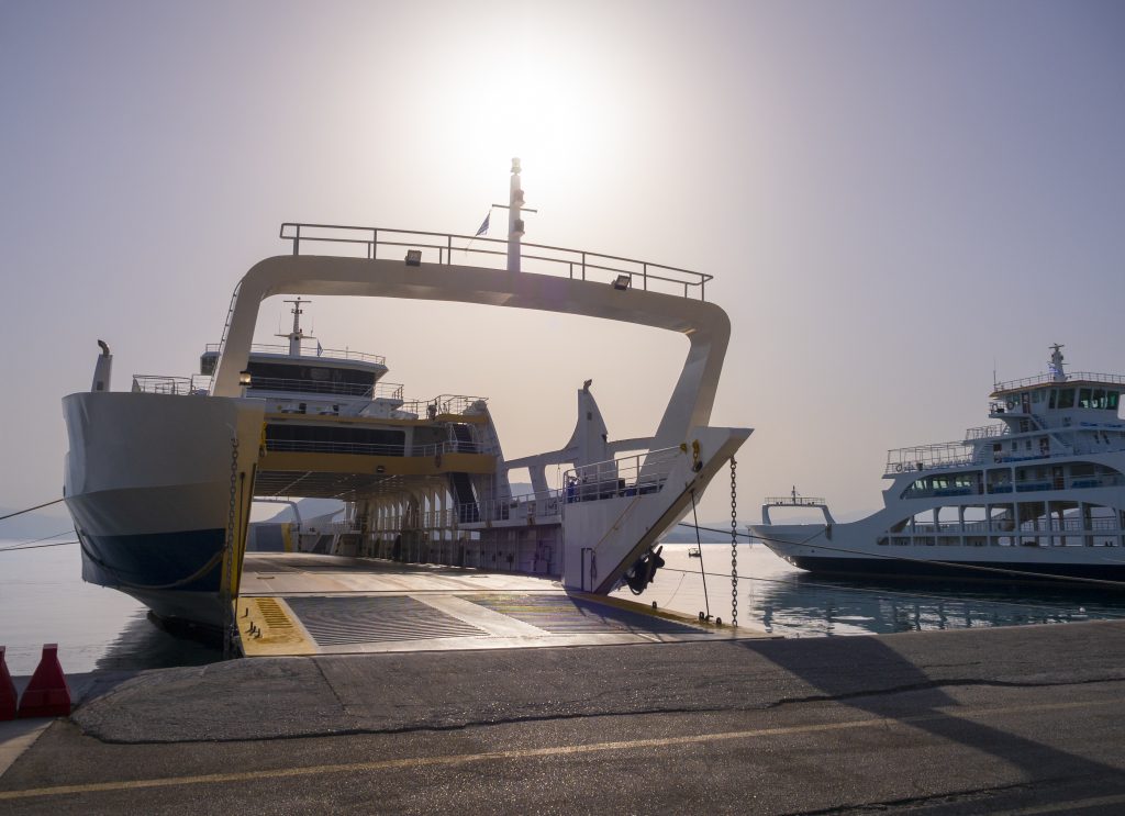 επιβιβαση αυτοκινητου σε ferry boat