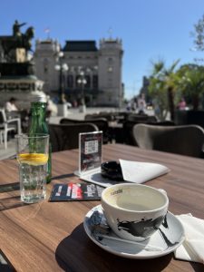 Καφές στο κέντρο του Βελιγραδίου