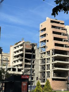 Το βομβαρδισμένο κτήριο από τους Αμερικάνους, στο κέντρο του Βελιγραδίου