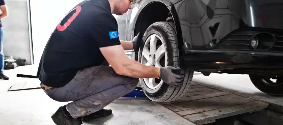 το αμαξι τραβαει στη μια πλευρα