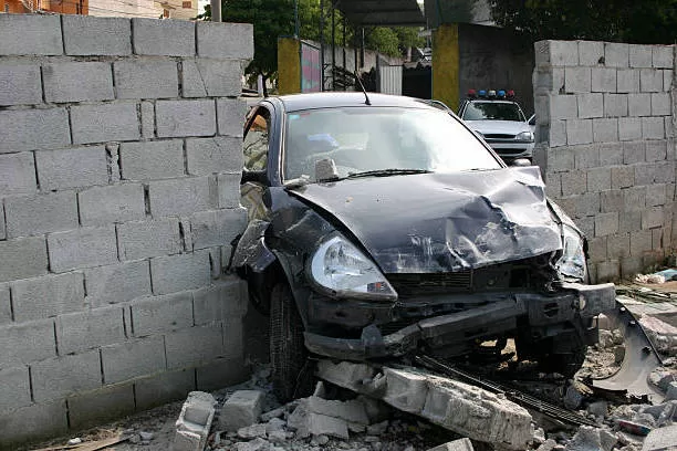 Καλύπτει η ασφάλεια αυτοκινήτου μια σύγκρουση σε τοίχο;