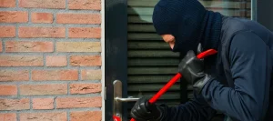 Τι ώρα μπαίνουν οι κλέφτες στα σπίτια